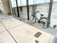 教室入り口前に自転車置き場があります。
