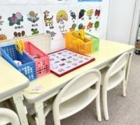 幼児さんは、足の着く席で学習していただけます。