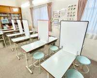 三密対策のためパーテーションを設置し、安心して学習できる環境を整えています。
