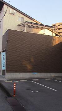 教室西隣のアイアンシモエパーキング17番が駐車場です。送迎の際にご利用ください。