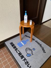 入り口で検温と消毒も用意してお待ちしてます。