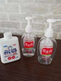 手先の消毒、、マスク着用、入室しています