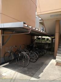 建物の奥に自転車置き場があります。