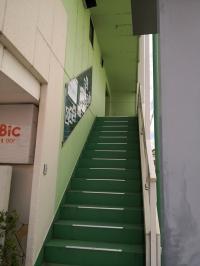 階段を上がって２階です。ベビーカーなどの運び上げはお手伝いできますよ。