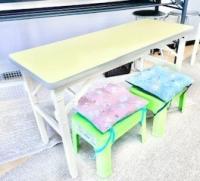 小さなお子様は、足の着く小さい机で安心して学習いただけます♪