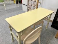 小さなお子さまは、足のつく安全なイスで先生と一緒に学習します。