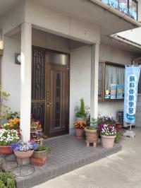 教室入口です。教室は２階になります。