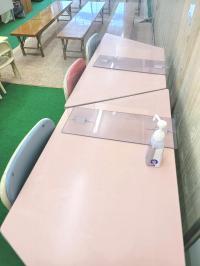 教室内はパーテーションを設置し、密にならないよう工夫をしています。