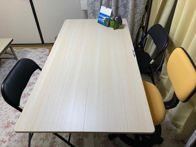 新たに立ち机（テーブル）とイスを導入しました。
