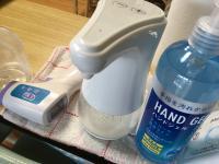 入室後、検温、手指の消毒をお願いしております。