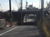 富田西小学校から国道２号線のトンネルをくぐり、すぐの場所です