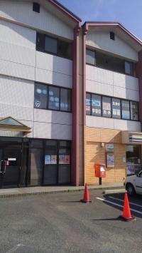 久米小学校近くのセブンイレブン２階、入口は建物向かって左側。
