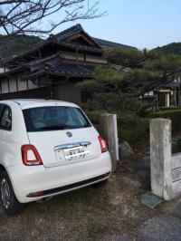 教室入り口の桜の木の下にお車を停めていただくことができます。