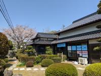 櫛ケ浜教室は<br />
大きな桜の木が目印です。