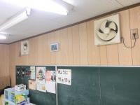 教室時間中は常に換気扇で換気しています。