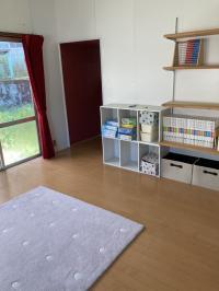 Baby Kumonタイムは赤ちゃんがハイハイしても安心な部屋で行います。