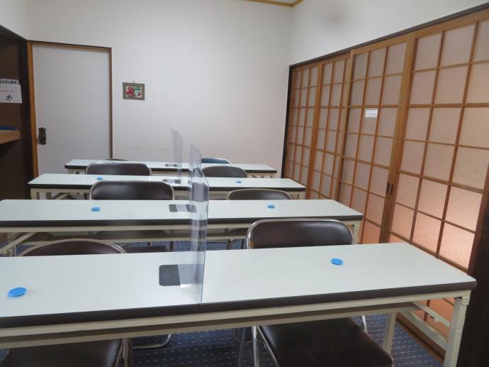 青いマグネットは消毒済。昭和の匂いがする落ち着いた教室です。