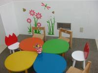 幼児さんのコーナーでは読み聞かせやカード学習もしています。