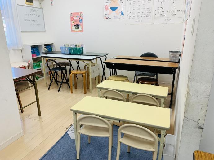 幼児さん用の机、イスなどもあります。英語学習や幼児さんのお部屋です。