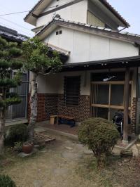 こちらが玄関です。駐車スペース有。お問い合わせください。