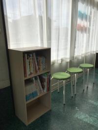 学習後お迎え待ちができるスペースには、読書コーナーも設けています。