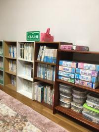 たくさんの本やパズルなどの教具があります。