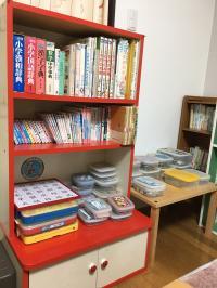 教室でいろいろな絵本や教具に触れていただけます。