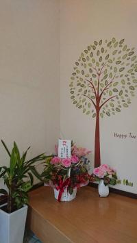 玄関にて靴を脱いでおあがりください。