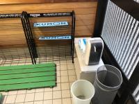 玄関には感染対策として手指消毒ディスペンサーを設置しています。