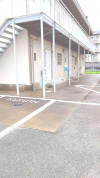 教室の入口です。元気良く、「こんにちは！」駐車場も５台あります。