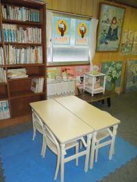 幼児さん専用の小さな机とイスで安全に学習できます。