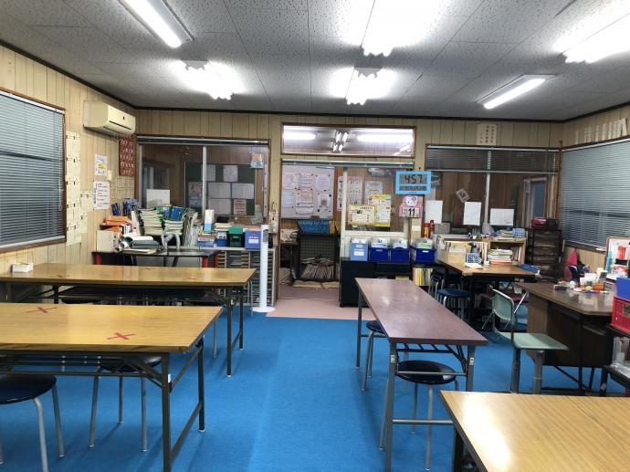 小学生が集中して学習しています。自分で考えて解く。間違いを直して100点。