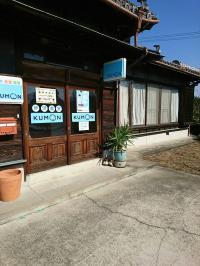 教室は大きな看板が目印です。広い駐車スペースがあります。