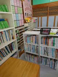 教室には絵本がいっぱい！読み聞かせは心の脳を育てます