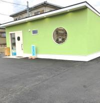 グリーンの建物が目印です♪駐車場完備で、雨の日も安心してお越しいただけます。
