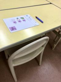 幼児用の机と椅子・筆記用具があります。専任スタッフが学習をサポートします。