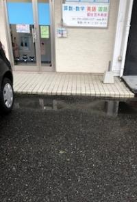 教室の前に駐車場を完備。