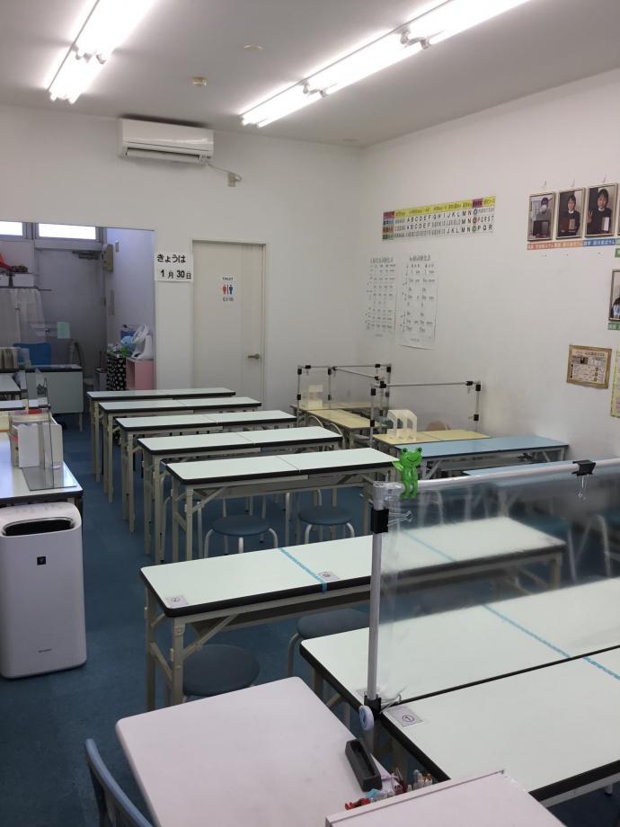 明るく静かな教室で、生徒の皆さんが学習しています。