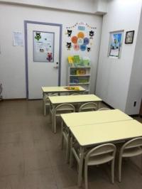 小さいお子さまでも安心して座れる机とイスをご用意しています。