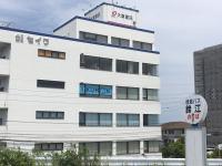 川内循環バス停から見たセイワビル。エレベーターで４階へ！