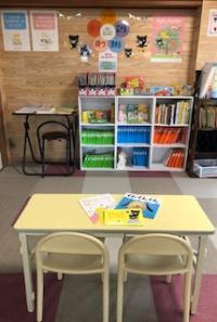 幼児さん用の机をご用意しています♪教室内のフロアはカーペットで安全です。