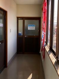 階段を上がったら通路奥の扉が見えます。<br />
お気軽に中へお進みください。