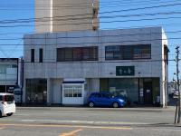 教室は2F右角です。建物沿いに駐車スペースもあります。