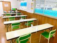 飛沫防止パネルを設置し、間をあけています