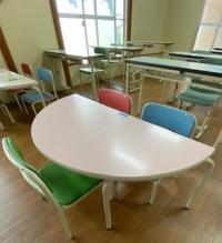 小さいお子さま用の机とイスをご用意して、お待ちしています。