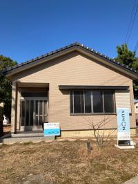 教室は、川内町塩釜神社内の集会場です。ブルーの看板が目印です。
