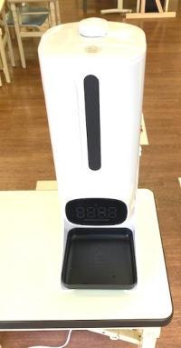 入口に自動の消毒・検温器をご用意しております。