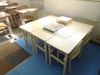 安心・安全に配慮して幼児さん専用の机とイスを用意しています。