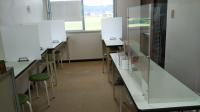 教室は、二部屋あります。間隔を開けて飛沫防止の仕切り板を全席に設置しています。