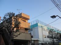 教室の隣には上平井小学校があります